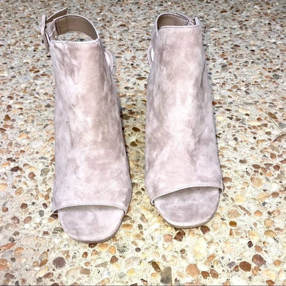 NWOB Vince Camuto Gilsa Suede Peep Toe Booties Size 10